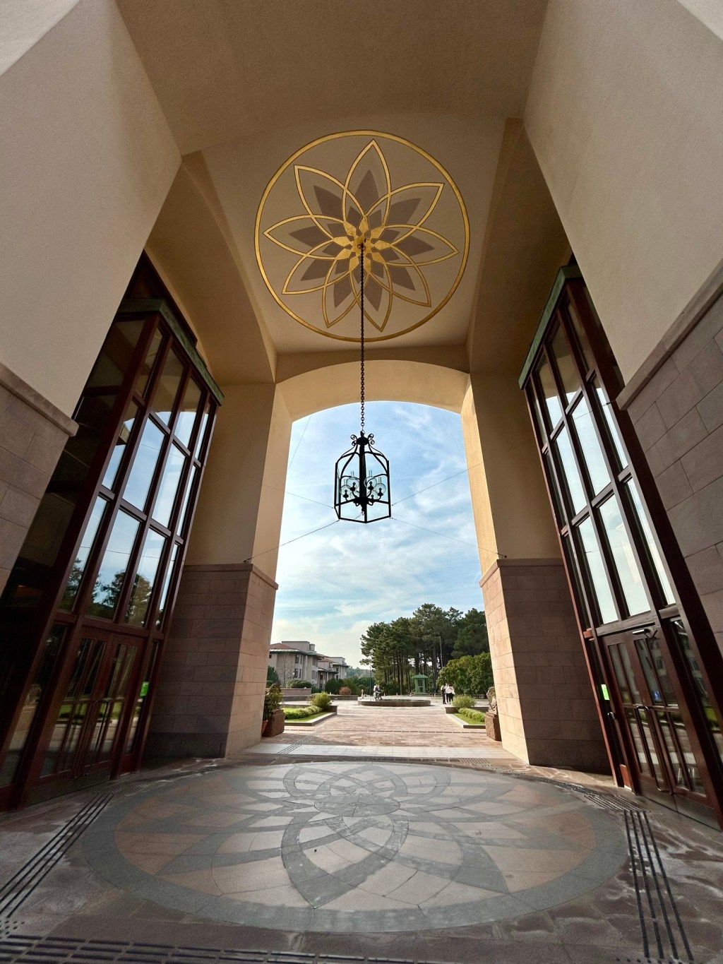 119. Zarif Geçidin Ötesindeki Kampüs