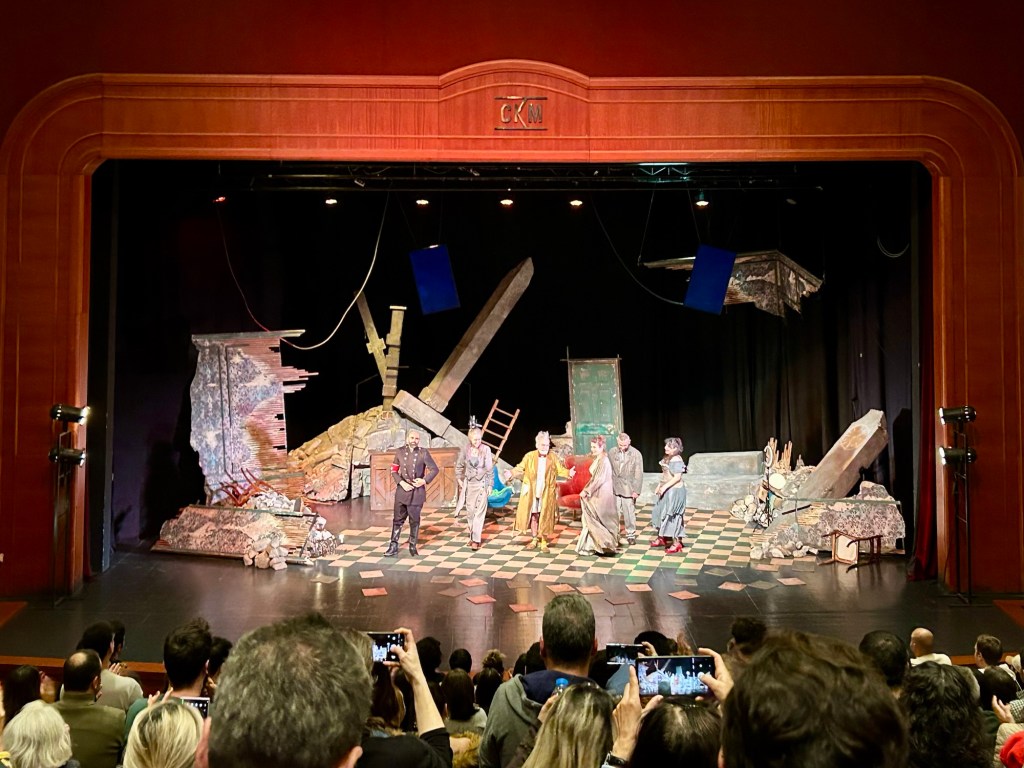 120. Kel Diva: Absürd İletişimsizlik Tiyatro Oyunu