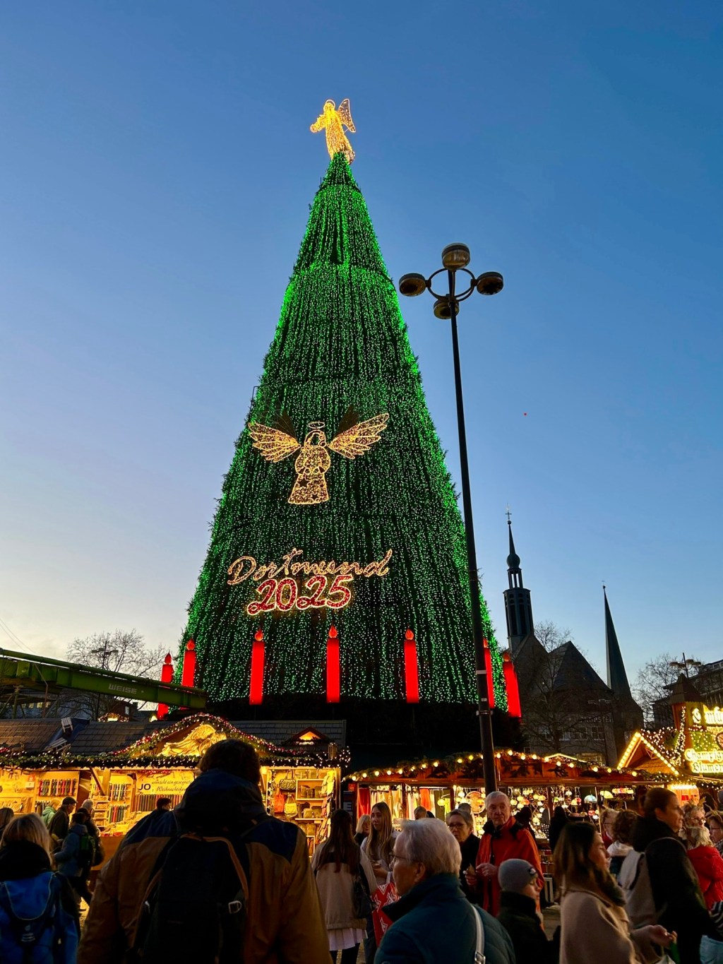 122. Göğe Uzanan Dünyanın En Büyük Noel Ağacı